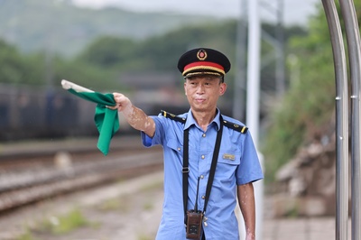 从“小王”到“老王” 59岁站长40年坚守，一座小站见证时代变迁